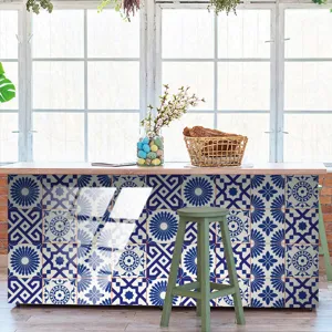 Dettaglio della scena dell'adesivo per piastrelle blu e bianco, pellicola decorativa impermeabile.
