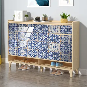 Dettaglio dell'adesivo per piastrelle retrò in stile blu e bianco su mobile in legno.
