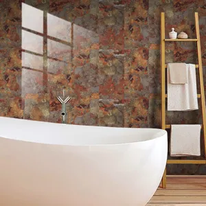 Detailansicht der Steinoptik Fliesenaufkleber mit glänzender Oberfläche in modernem Badraum.