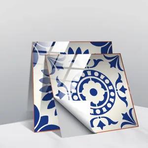 Dettagli dell'adesivo per piastrelle blu e bianco con finitura lucida e supporto adesivo.