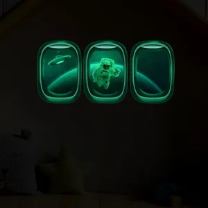Sticker mural lumineux hublot d'avion, design astronaute et OVNI pour deco chambre enfant.