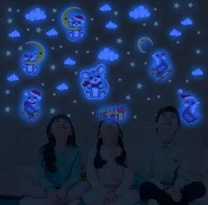 Gros plan d'autocollants de souris bleue et d'etoiles lumineux dans une chambre d'enfants