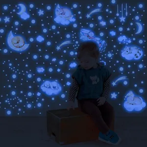 Stickers muraux phosphorescents pour chambre d'enfant avec étoiles et animaux.