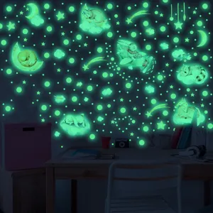Vue détaillée d'autocollants muraux lumineux avec des animaux mignons dans la chambre sombre.