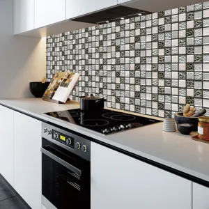 Détail de la scène de cuisine montrant l'adhésif de carrelage mural en mosaïque 3D posé.