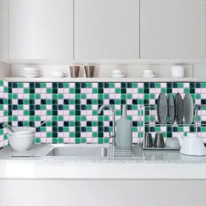 Vue détaillée d'autocollant de carrelage mosaïque 3D sur le mur de cuisine, design géométrique.
