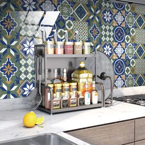 Dettaglio dell'adesivo per piastrelle da cucina con motivo geometrico retrò elegante.