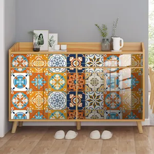 Vista dettagliata di una credenza in legno con adesivi colorati con piastrelle marocchine.