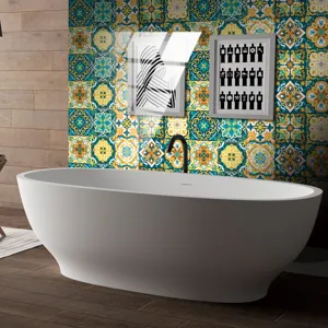 Moderna vasca da bagno bianca indipendente con parete di adesivi per piastrelle a motivi vivaci.