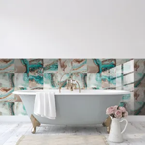 Detailansicht von Kristallfliesen Aufklebern mit modernem Marmormuster im Badezimmer.