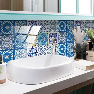 Adesivi per piastrelle blu e bianchi impermeabili per cucina bagno parete e pavimento.
