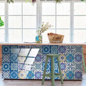 Primo piano dell'adesivo per piastrelle vintage blu e bianco, finitura lucida e liscia.