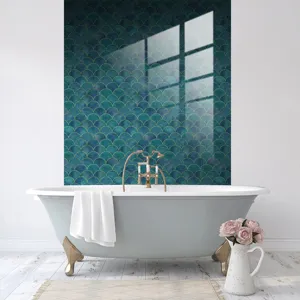 Detailansicht des dunkelblauen Fischschuppen-Fliesenaufklebers mit Goldrand im modernen Badezimmer.