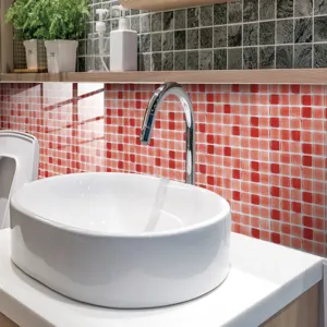 Vista dettagliata dell'adesivo per piastrelle a mosaico rosso bianco per decorazione casa.