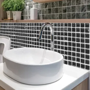 Vista ravvicinata dell adesivo per piastrelle a mosaico nero bianco nel bagno moderno.