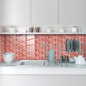 Dettaglio cucina con paraschizzi in adesivo per piastrelle a mosaico rosso brillante.