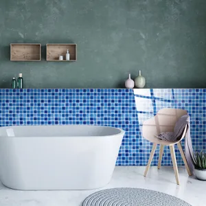 Dettaglio adesivo piastrelle mosaico blu, pellicola lucida in PVC per decorazione bagno moderno.
