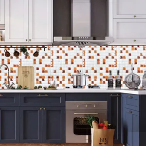 Vista dettagliata di adesivi per piastrelle a mosaico da cucina moderna con finitura lucida.