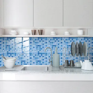 Vista dettagliata adesivo piastrelle mosaico blu PVC pellicola lucida per ristrutturazione cucina.