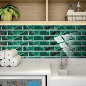 Détail de l'autocollant de carrelage cristal en marbre vert pour rénovation mur cuisine.