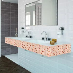Vista ravvicinata di adesivi per piastrelle a mosaico arancione applicati su un mobile da bagno.