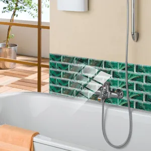 Détail d'autocollant de carreau cristal marbre vert, déco murale adhésive salle de bain.