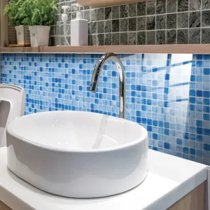 Vista dettagliata dell'adesivo per piastrelle a mosaico blu, pellicola di cristallo, PVC casa