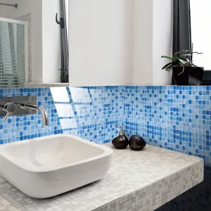 Dettaglio adesivo piastrella mosaico blu, finitura lucida film cristallo, rinnovo parete bagno.