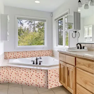 Vista dettagliata di adesivi per piastrelle a mosaico applicati in un bagno moderno.