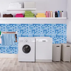 Vista dettagliata dell'adesivo per piastrelle a mosaico blu, pellicola lucida PVC decorazione.