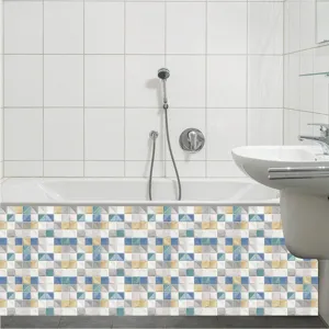 Vista di dettaglio dell'adesivo per piastrelle a mosaico su vasca, decoro PVC impermeabile.