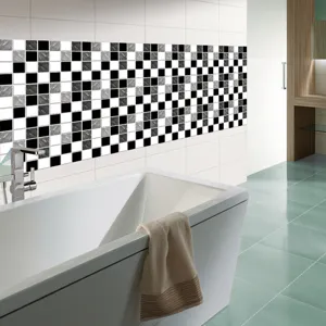 Vue détaillée de l'autocollant mural mosaïque 3D dans la salle de bain, carrelage adhésif.