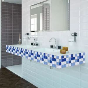 Vue détaillée de l'adhésif carrelage mosaïque 3D bleu et blanc sur le bord du plan de travail.