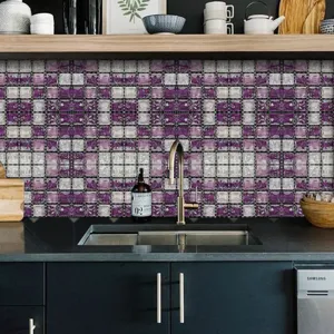 Détail d'autocollant de carrelage mosaïque cuisine, dosseret adhésif 3D violet et blanc.