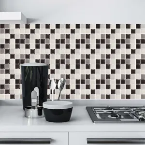 Vue détaillée d'autocollant de carrelage mosaïque 3D, décor géométrique noir et blanc.