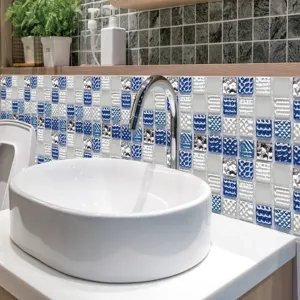 Vue détaillée des stickers de carrelage mosaïque 3D autocollants pour déco de salle de bains.