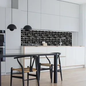 Vue détaillée d'une crédence de cuisine moderne avec des stickers adhésifs 3D mosaïque.