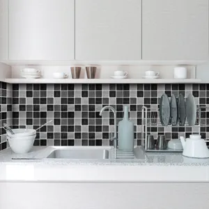 Sticker carrelage mosaïque 3D avec motif à carreaux noir et blanc pour décoration de cuisine moderne.