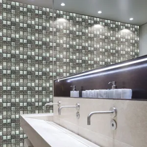 Vue détaillée d'un autocollant de carrelage mural en mosaïque 3D, adhésif, salle de bains.
