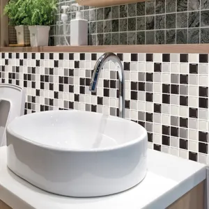 Vue détaillée de l'autocollant de carrelage mosaïque 3D dans une salle de bain.