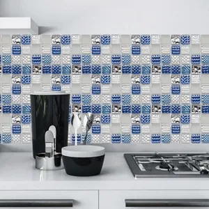 Vue rapprochée d'autocollants de carreaux de mosaïque 3D bleus et blancs sur le mur.