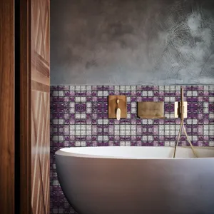 Vue détaillée d'un autocollant de carrelage mural mosaïque violette 3D moderne.
