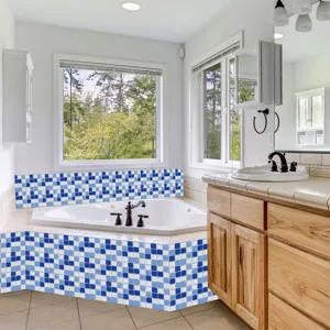 Vue détaillée d'autocollants de carrelage mosaïque 3D bleus et blancs sur la baignoire.