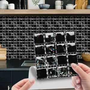 Vue de détail rapprochée de l'autocollant mural mosaïque cristal noir 3D brillant.