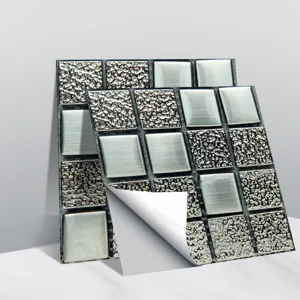 Vue rapprochée détaillée de carreaux muraux en mosaïque 3D métallisée argentée avec adhésif.