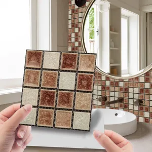 Détail de carrelage mosaïque 3D autocollant, décoration murale adhésive pour la salle de bain.
