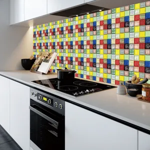 Vue de détail de l'autocollant de carrelage en mosaïque 3D coloré dans une cuisine moderne.