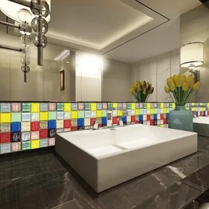Vue détail autocollant carrelage mosaïque 3D, déco murale adhésive colorée salle de bain.