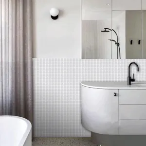 Vista detallada de pegatinas de azulejos de mosaico blanco para la decoración de paredes