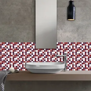 Detallada vista de pegatinas autoadhesivas de azulejos de mosaico rojo y blanco para paredes.